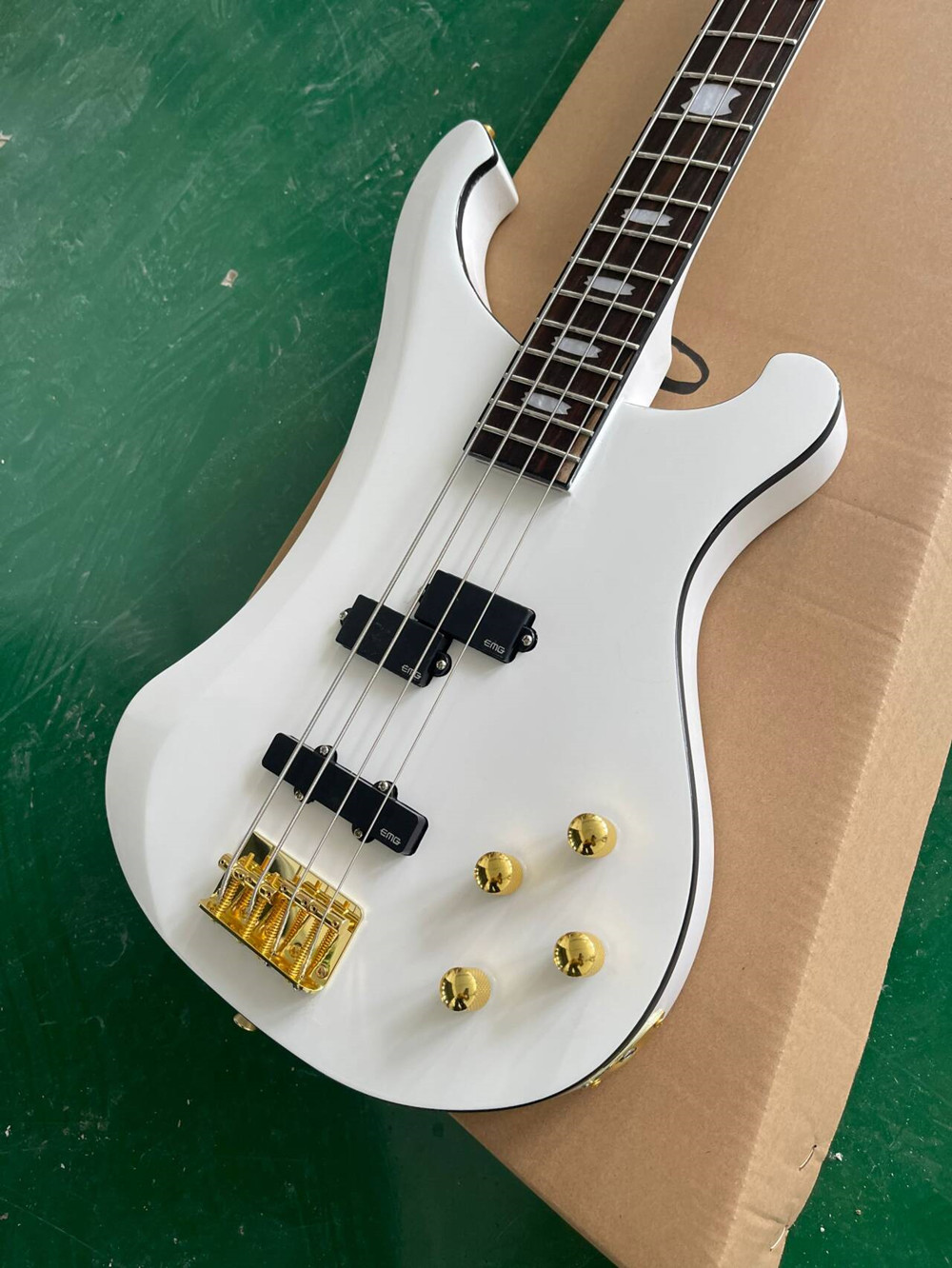 Bass Guitar Fretless - جيتار باس كهربائي أبيض بأربعة أوتار