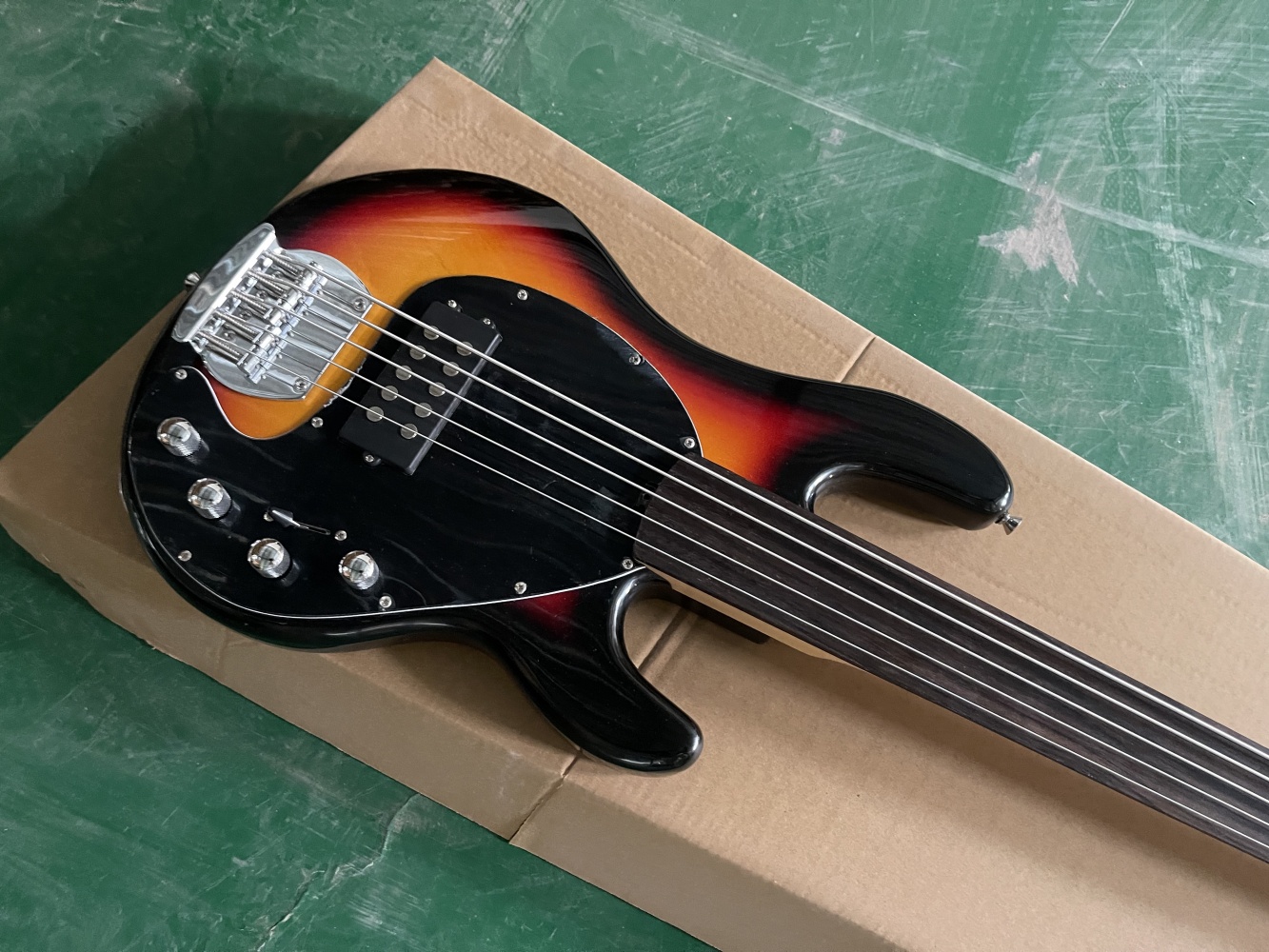 جيتار باس بخمسة أوتار، باس بدو - مراجعة Bass Guitar Fretless وسعره