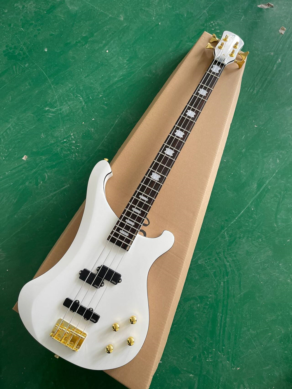 جيتار باس كهربائي أبيض بأربعة  - مراجعة Bass Guitar Fretless وسعره