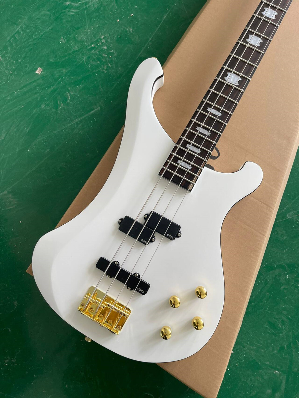 جيتار باس كهربائي أبيض بأربعة  - مراجعة Bass Guitar Fretless وسعره